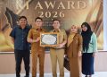 Dukung Pemko Medan Raih Predikat Informatif, Kadis Kominfo Arrahmaan Pane Terima Penghargaan KI Sumut