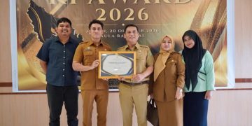 Dukung Pemko Medan Raih Predikat Informatif, Kadis Kominfo Arrahmaan Pane Terima Penghargaan KI Sumut