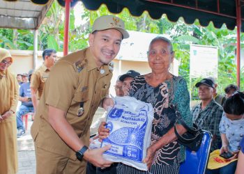 Serahkan Bantuan Pangan, Walikota Tebing Tinggi Minta Bantuan Tidak Diperjual Belikan